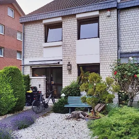 Spacious & Comfortable Guestrooms W Private Bathrooms Near Koelnmesse & Lanxess Arena, Free Parking, Highspeed Wifi-3